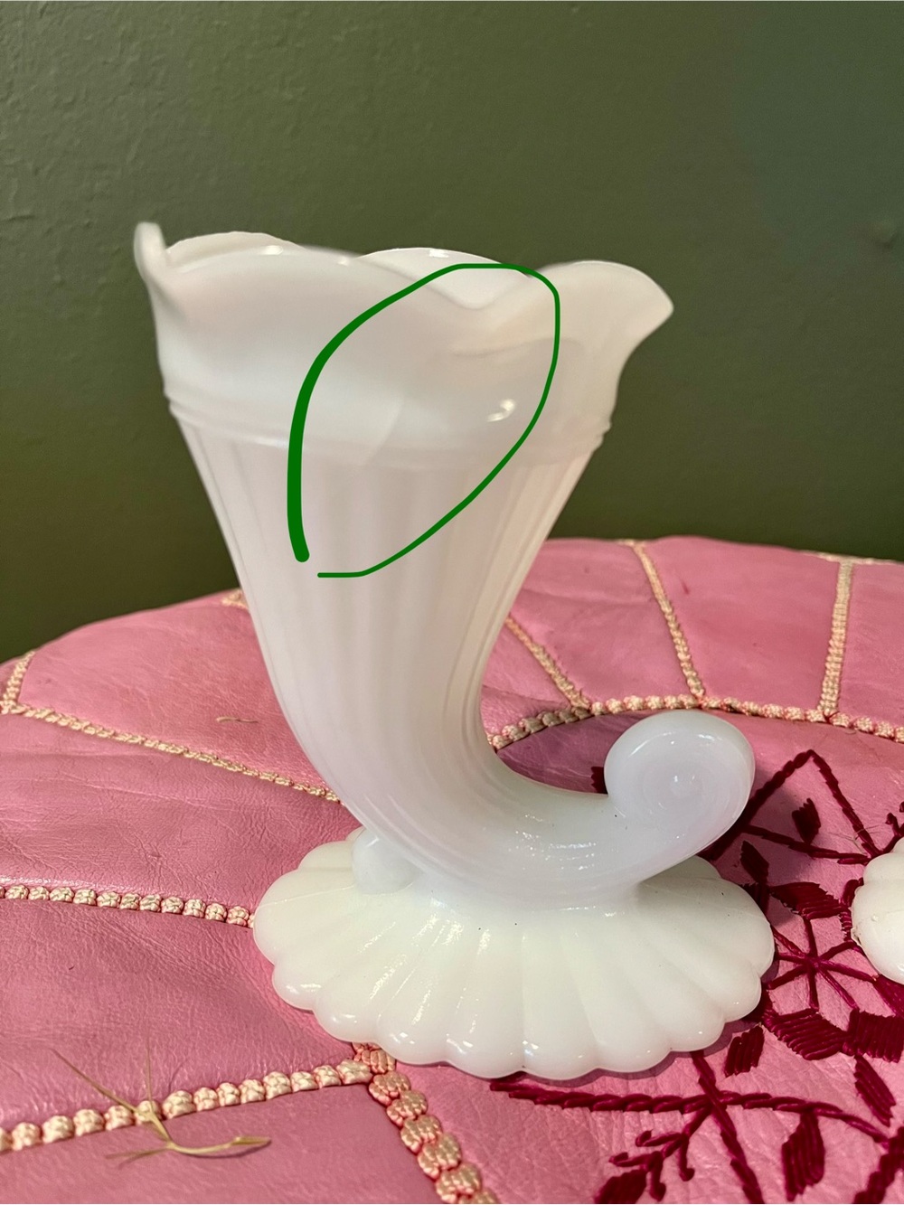 Vintage MCM White Milk Glass Cornucopia Vases - Pair of 2 - Picture 4 of 9